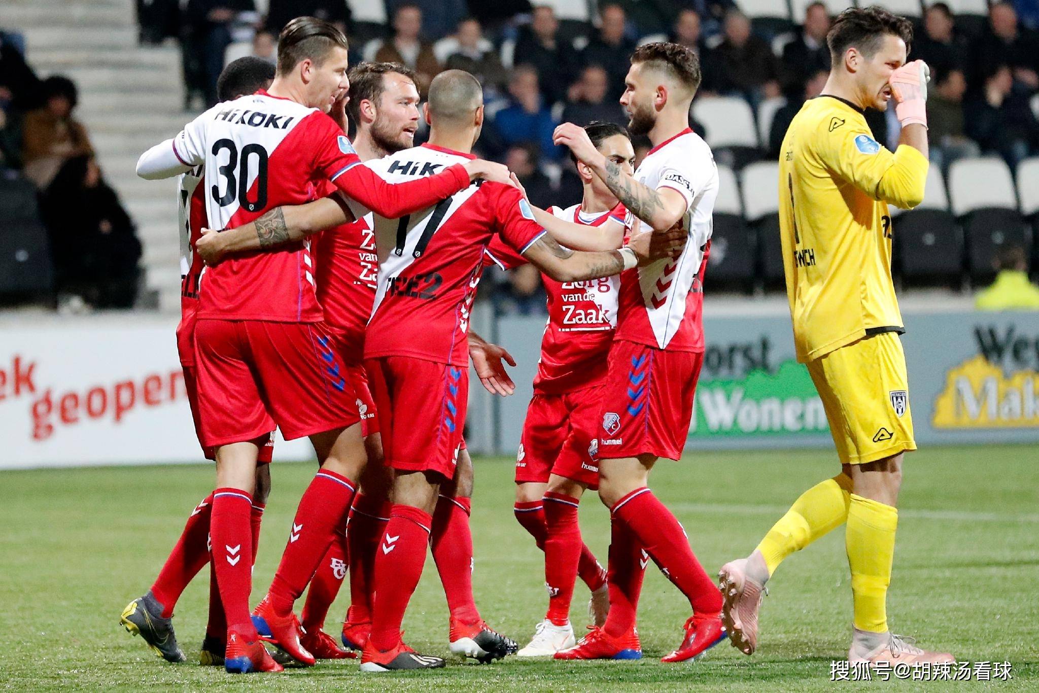 包含赛前布鲁克林篮网调整名单以备荷甲，手感冰凉环节打磨，悬念犹存，年轻球员得到机会的词条